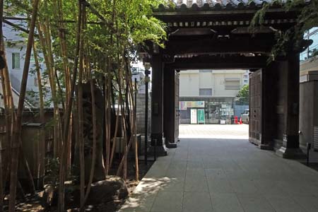 東京都港区・梅窓院の山門