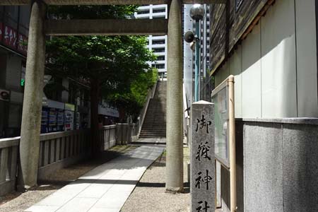 東京都渋谷区・宮益御嶽神社のビルの谷間に細い参道