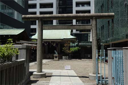 東京都渋谷区・宮益御嶽神社の玉石を敷いた境内
