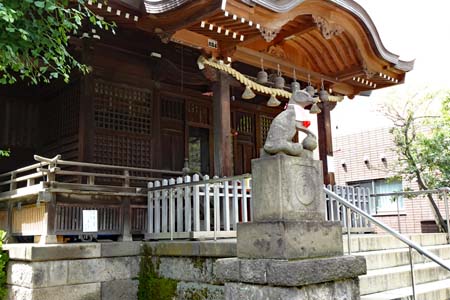 東京都世田谷区・池尻稲荷神社の拝殿脇に狐の狛犬