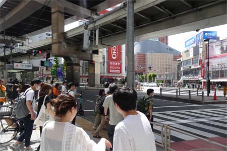 東京都世田谷区・三軒茶屋の交差点