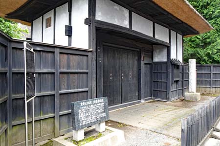 東京都世田谷区・世田谷代官屋敷の茅葺門