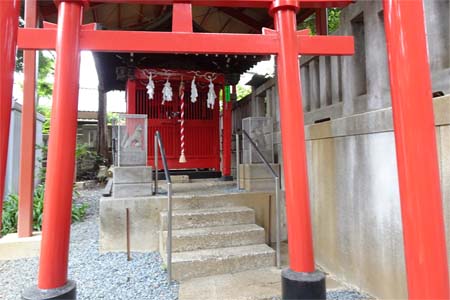 東京都世田谷区・用賀神社の鳥居の先に稲荷社