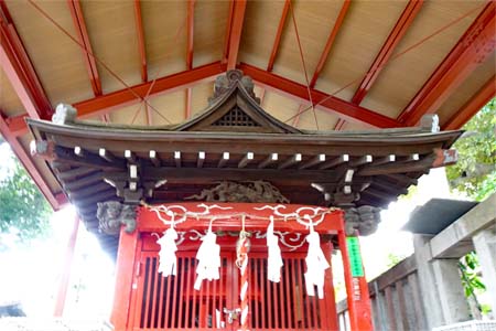 東京都世田谷区・用賀神社の覆い堂がかけられている稲荷社