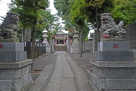 東京都世田谷区・瀬田玉川神社の狛犬先に続く参道