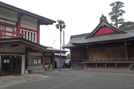 東京都世田谷区・瀬田玉川神社の社務所と神楽殿