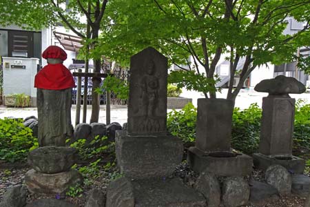 東京都世田谷区・浄真寺の石仏と庚申塔