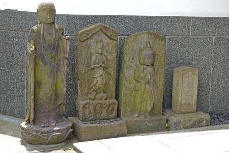 東京都世田谷区・覚願寺の山門前に庚申塚