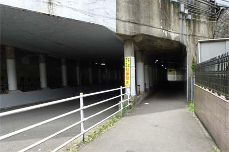 東京都世田谷区・第３京浜の下を通り抜け