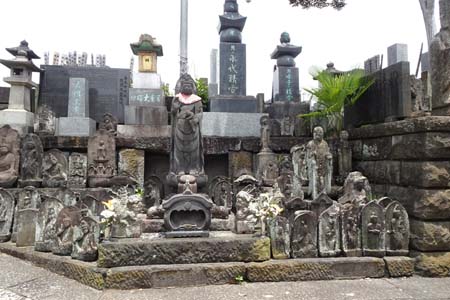 東京都世田谷区・善養寺の墓地にたくさんの石仏