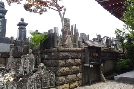 東京都世田谷区・善養寺のたくさんの石仏