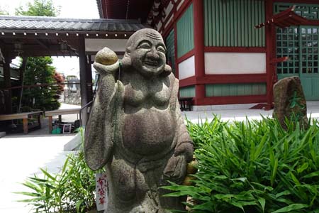 東京都世田谷区・善養寺の本堂傍に布袋尊