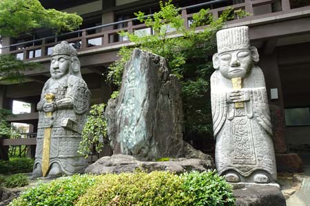 東京都世田谷区・善養寺の武官石像と文官石像