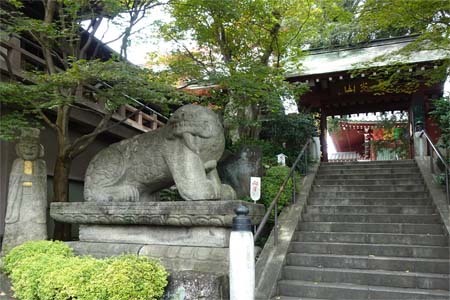 東京都世田谷区・善養寺の石段脇に海駝の坐像