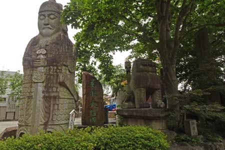 東京都世田谷区・善養寺の文官像と獅子像