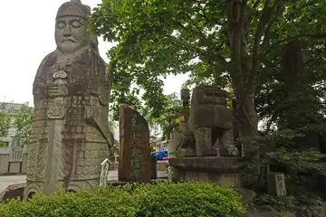 善養寺の文官像と獅子像