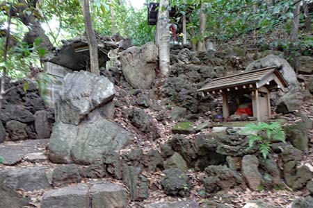 東京都世田谷区・等々力渓谷の斜面に祀られた祠