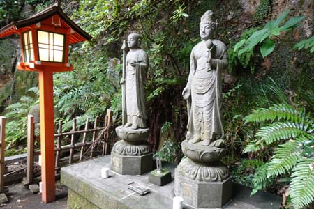 東京都世田谷区・等々力渓谷の不動滝傍にお地蔵さんと正観音