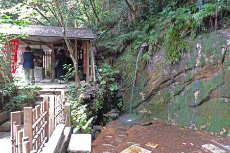 東京都世田谷区・不動の滝に稲荷大明神