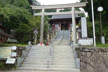 大岳山・鳥居の先に隋身門