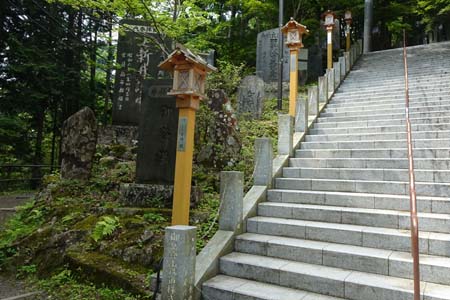 大岳山・石段の途中からハイキング道へ
