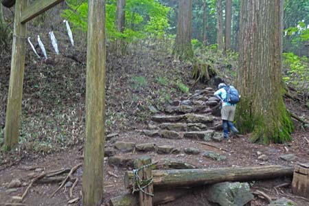 大岳山・大嶽神社奥ノ院の鳥居