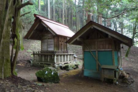大岳山・拝殿と続く本殿