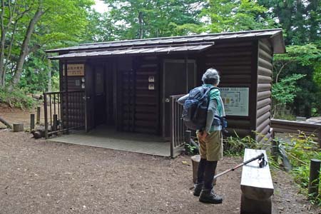 大岳山・奥ノ院口の公衆便所