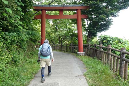 大岳山・赤い鳥居の先はケーブルカー駅