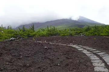 お中道から雲の中の富士山