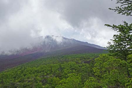 富士山お中道・山頂は巻き上がる雲の中