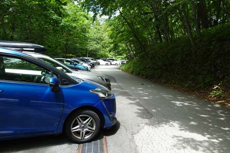 大菩薩峠・上日川峠の駐車場はたくさんの車