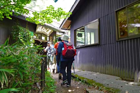 大菩薩峠・福ちゃん荘にたどり着きます