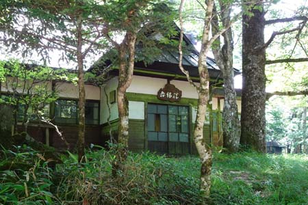 大菩薩峠・木立の中に勝縁荘
