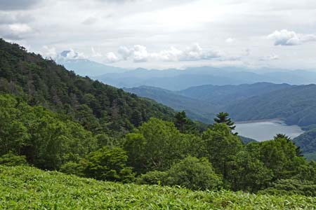 大菩薩峠・上日川ダムの先に富士山