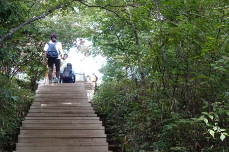 高尾山・階段を登り詰めると山頂