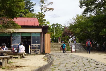 高尾山・まだ暑いこの時期、人は多くありません