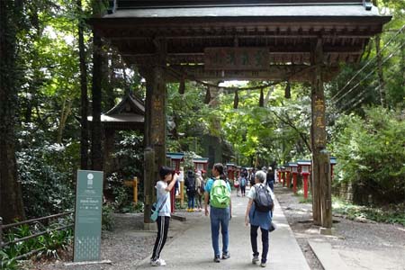 高尾山・霊気満山の山門