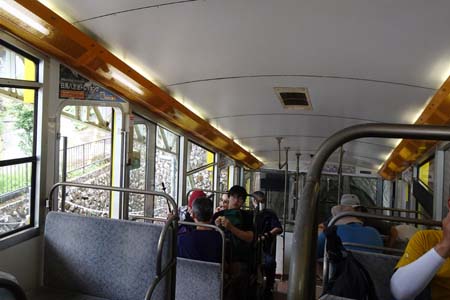高尾山・ケーブルカーで清滝駅へ