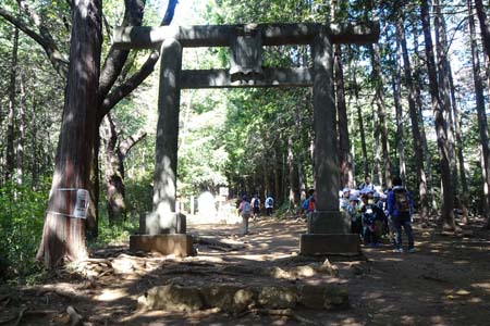 巾着田から日和田山・雑木林の中に石の鳥居