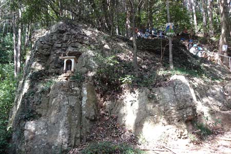 巾着田から日和田山・大きな岩を巻くように登り