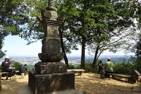 巾着田から日和田山・日和田山山頂に宝篋印塔