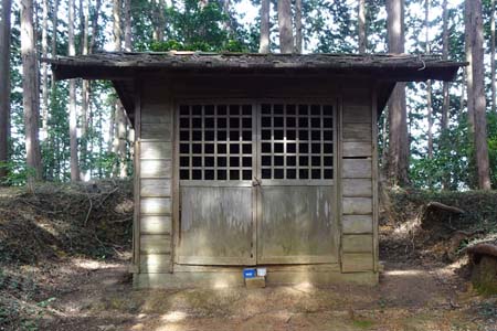 巾着田から日和田山・登山道わきに小さな社
