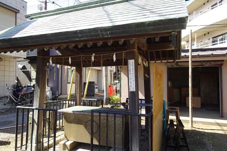 川崎市高津区・二子神社の御手水場