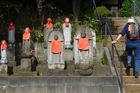 横浜市青葉区・市ヶ尾竹下地蔵堂の石段傍にお地蔵さん