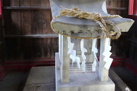 横浜市青葉区・市ヶ尾竹下地蔵堂の稲荷社に石祠