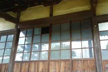 横浜市青葉区・市ヶ尾竹下地蔵堂の石段上に地蔵堂