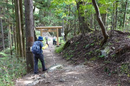 日の出山・木の鳥居があります