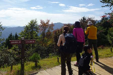 日の出山・山頂からは奥多摩の山々