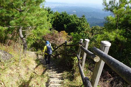 日の出山・急な階段を下って行きます